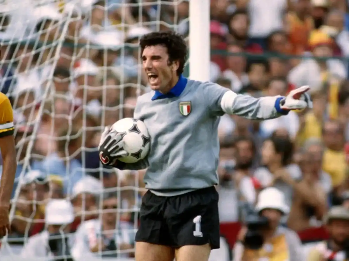 Top 10 Cầu Thủ Lớn Tuổi Nhất Từng Thi Đấu Tại World Cup 7 Dino Zoff (Ý)