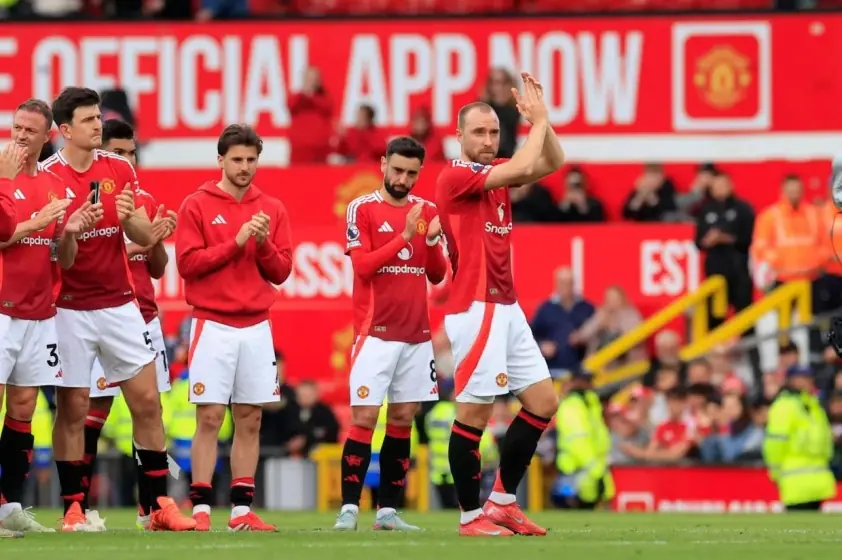 manchester united applauds fans end 998114438 6833debc1b66b