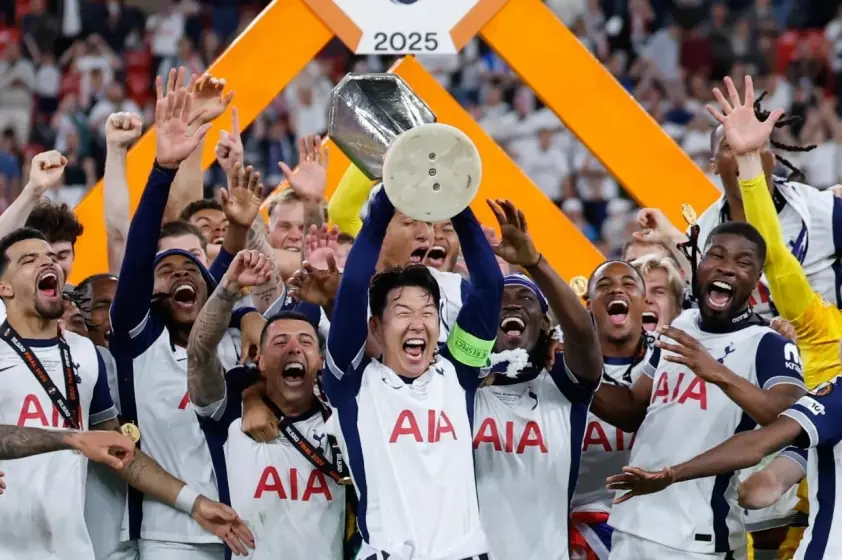 07 son heung min raises 996987570 682fa8e6a3a0b