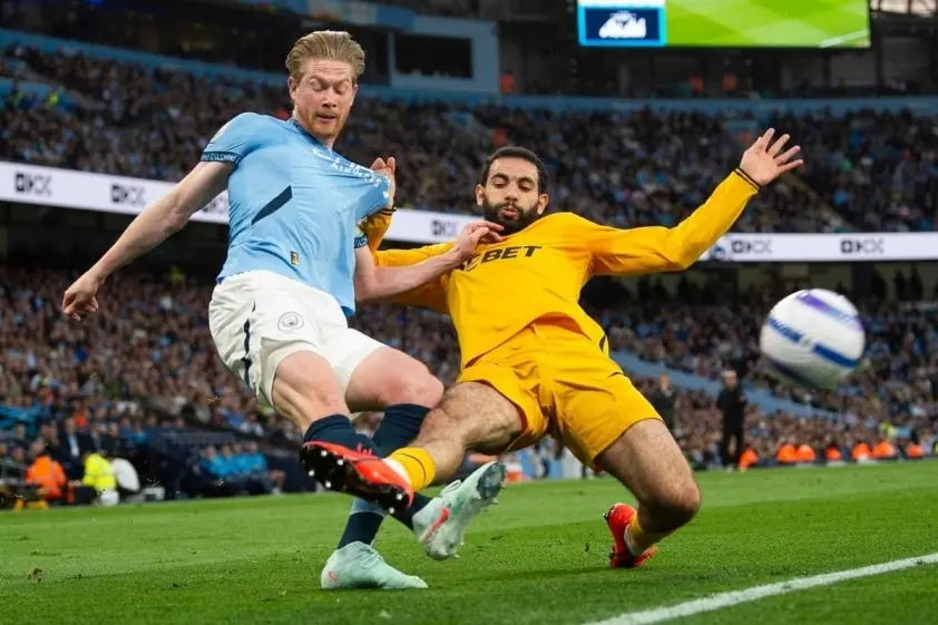 kevin de bruyne l centra ante la presion de rayat ait nouri r en el manchester city wolves de premier league 2024 25 efe peter powell 6841b188dff3f