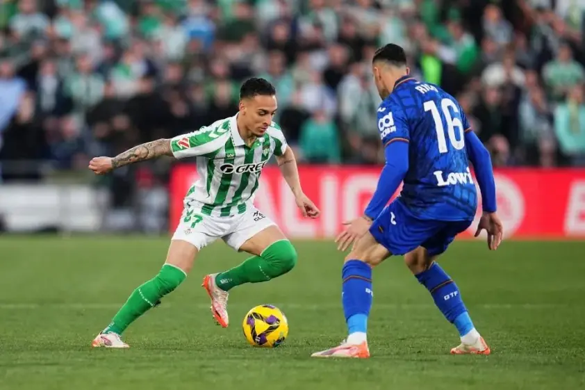 antony real betis controls ball 974495531 67bb7ebf183a1
