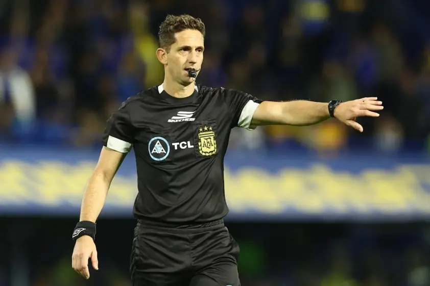 Trọng tài gặp rắc rối vì rút thẻ đỏ cho con trai lãnh đạo Argentina