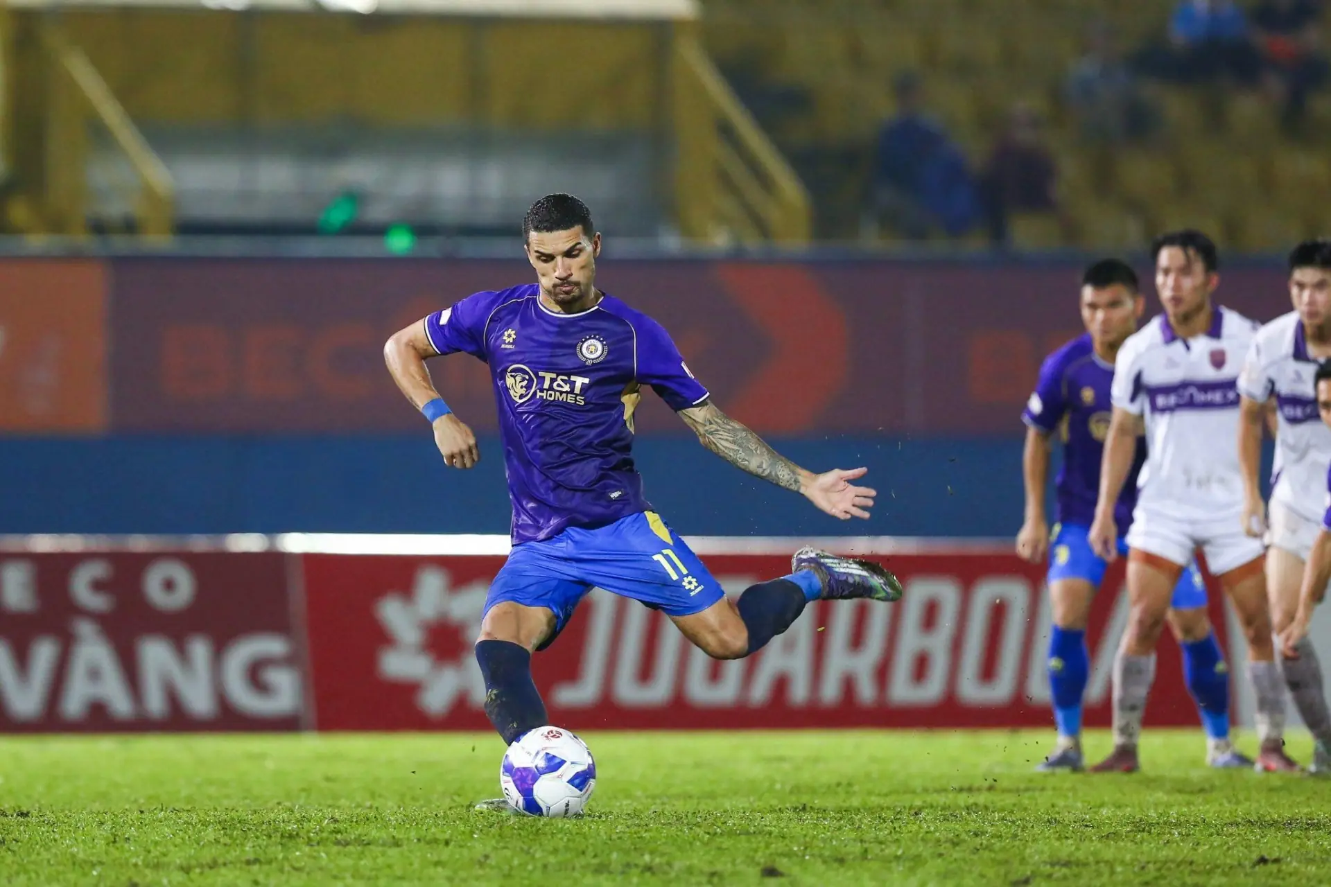 Sao nhập tịch Hoàng Hên ghi bàn thắng đầu tiên cho Hà Nội FC