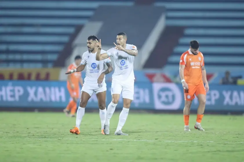 HLV Nam Định: “Chúng tôi chưa bao giờ từ bỏ giấc mơ vô địch”