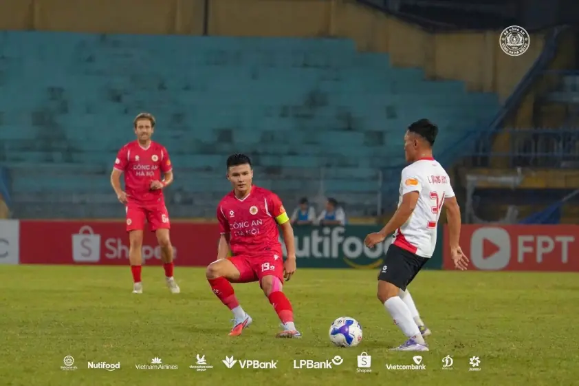 Quang Hải vui mừng thông báo cho HLV Kim Sang Sik sau chiến thắng của CAHN