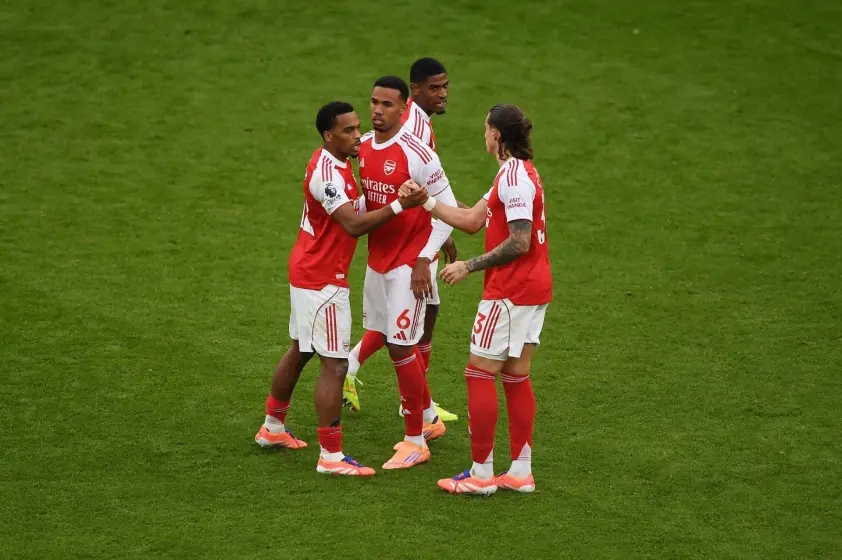 Tại sao Arsenal phải chơi không có VAR?