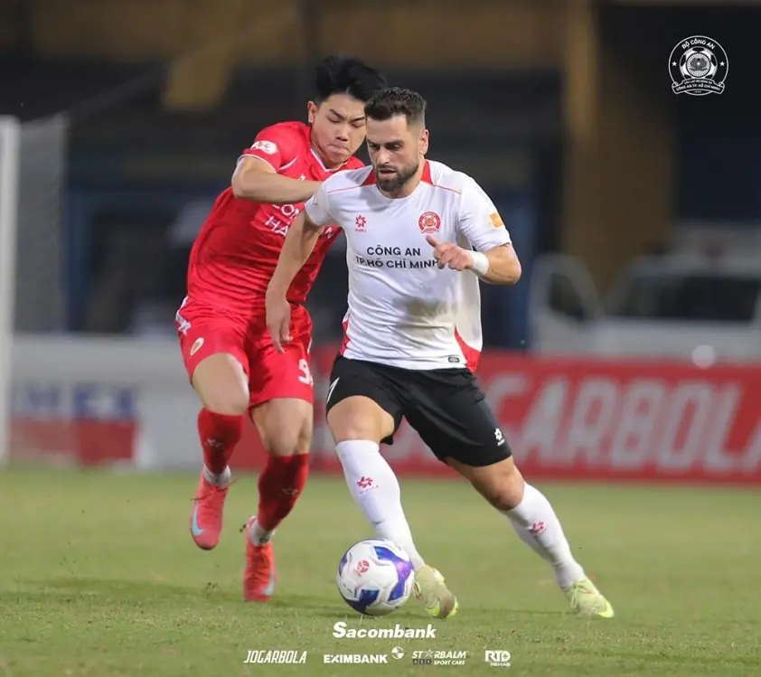 Tiền vệ Úc: ‘V-League thi đấu cởi mở, sôi động hơn nhiều’