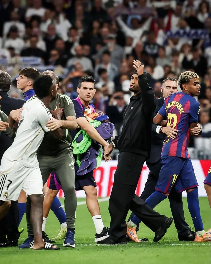 “Không thi đấu, Barca vẫn bảo vệ Yamal giữa cơn hỗn loạn”