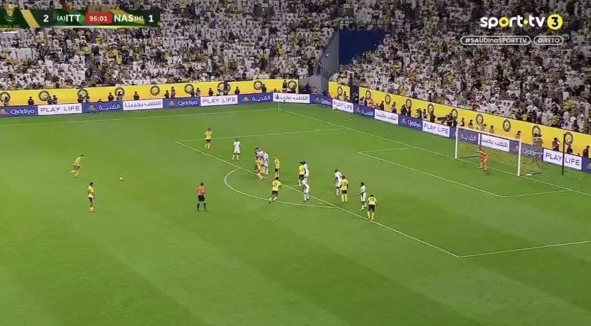 Ronaldo gây sốt với pha ‘tự nói rồi sút hỏng’ tại King’s Cup