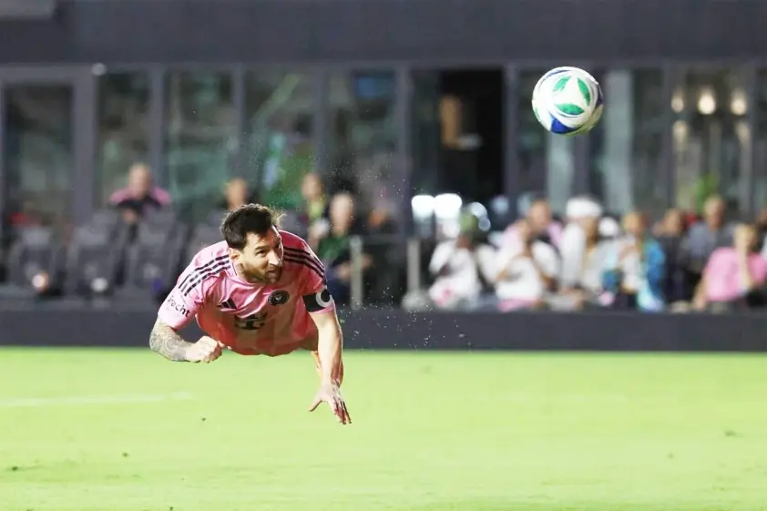 Messi tỏa sáng với cú đánh đầu ‘không thể tin nổi’ ở MLS!
