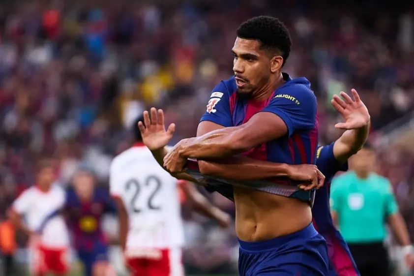 “Trụ cột Barca được khuyên chuyển từ tiền đạo sang trung vệ”