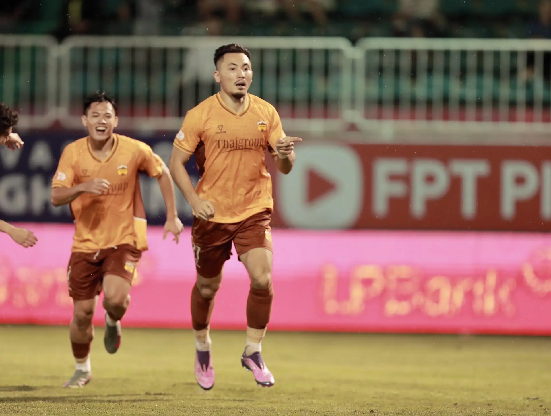 HAGL thắng trận đầu tiên ở V-League, HLV nói gì về ông Popov?
