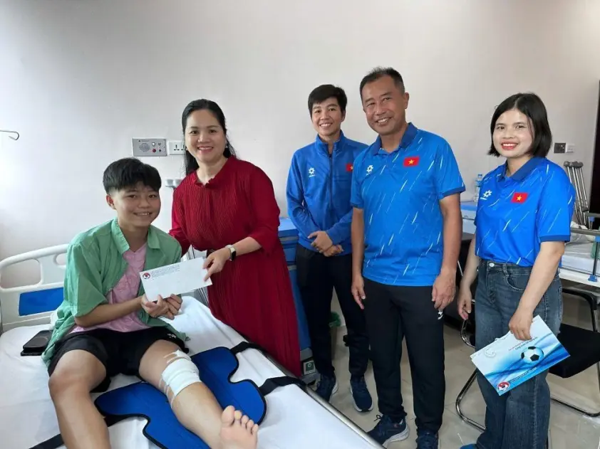 VFF động viên hai cầu thủ Việt Nam bị chấn thương