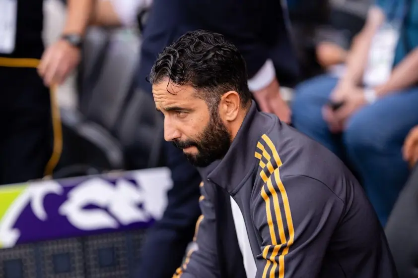 ‘Nhạc trưởng xuất sắc Anh thẳng thắn về điều kiện gia nhập MU’