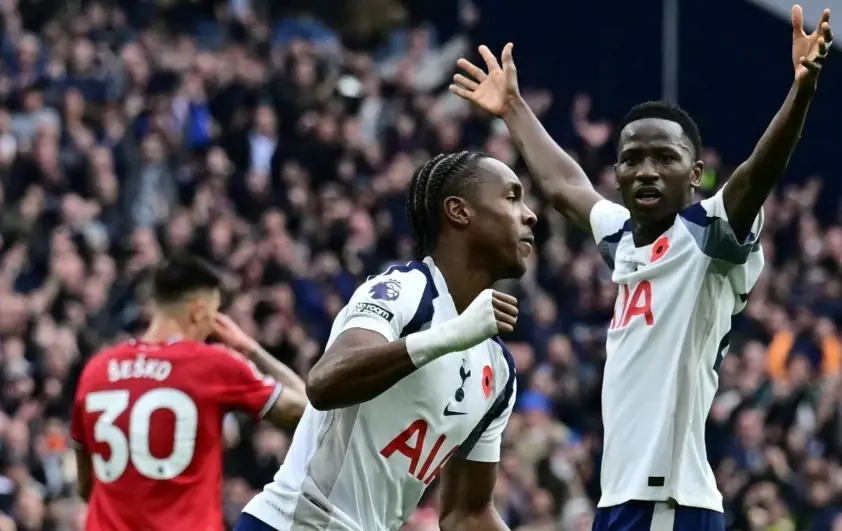 “De Ligt tỏa sáng, MU giành lại 1 điểm kịch tính trước Tottenham”