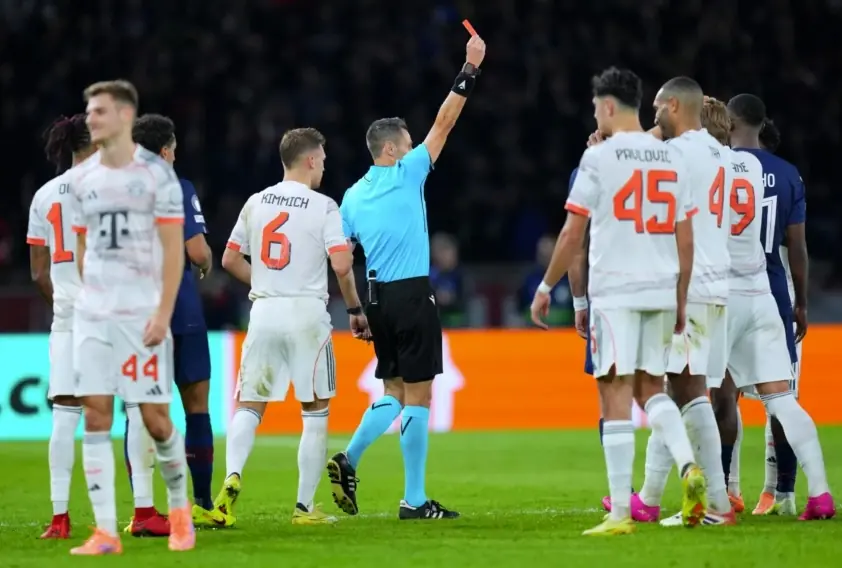 “Nóng bỏng cuộc tranh cãi trận PSG gặp Bayern Munich”