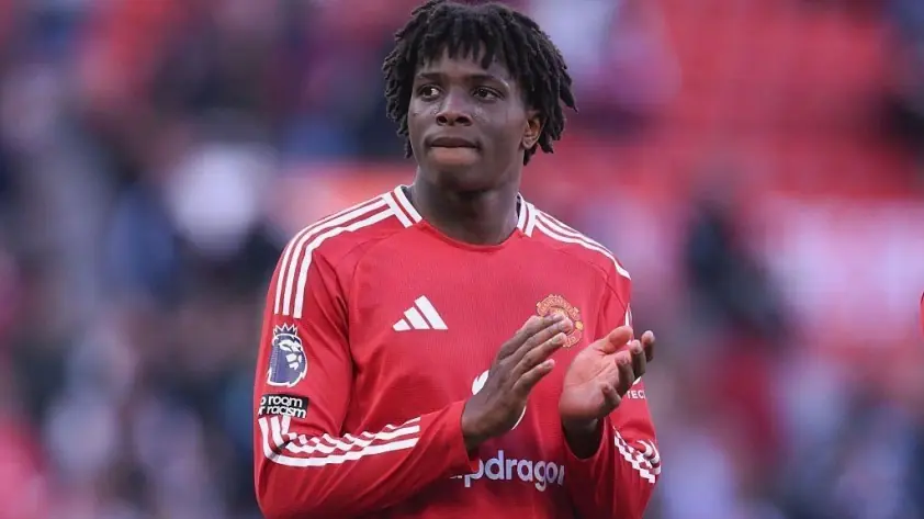 HLV Ruben Amorim ‘khó chịu’ khi cầu thủ MU chạm bóng