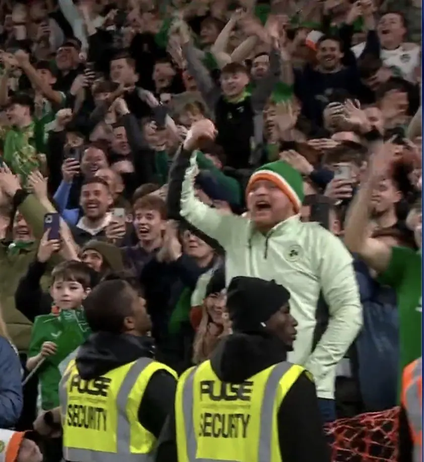 Cổ động viên Ireland thả thính Ronaldo sau thẻ đỏ gây tranh cãi