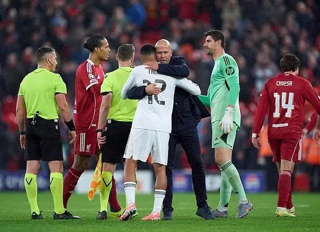 Liverpool chấn động khi CĐV gửi ‘tạm biệt chuột’ đến Arnold