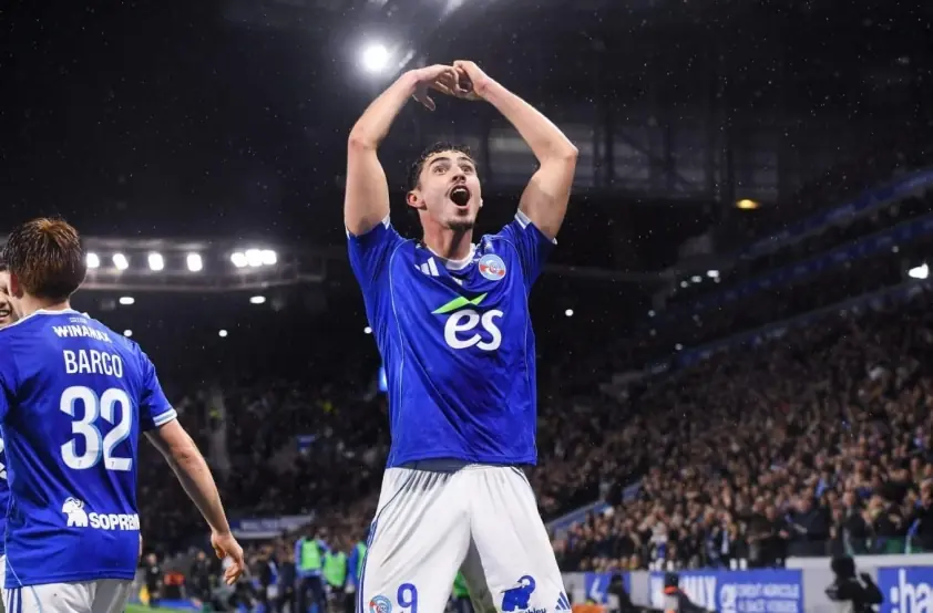 Barca nhắm tiền đạo cao 1m9, ghi 10 bàn sau 13 trận thay Lewandowski