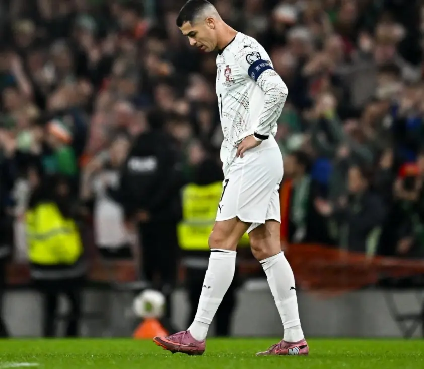HLV Bồ Đào Nha lên tiếng sau thẻ đỏ của Ronaldo