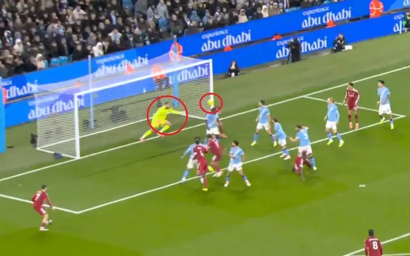 “Van Dijk có bị cướp bàn thắng trước Man City không?”