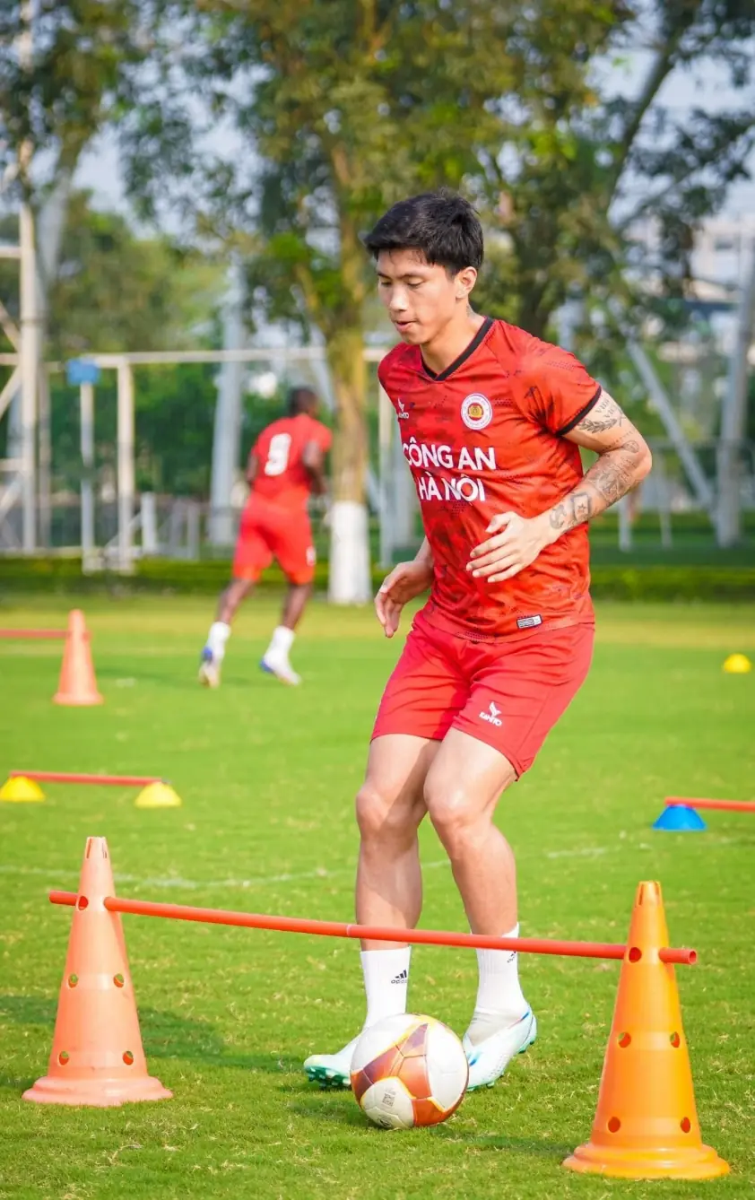 Văn Hậu sang Thái Lan, sẵn sàng tái xuất sau 2 năm vắng bóng