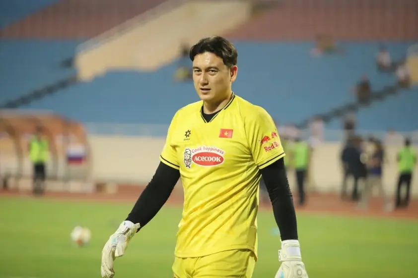 Thủ môn Việt kiều ĐT Việt Nam gặp chấn thương ngay buổi tập đầu tiên