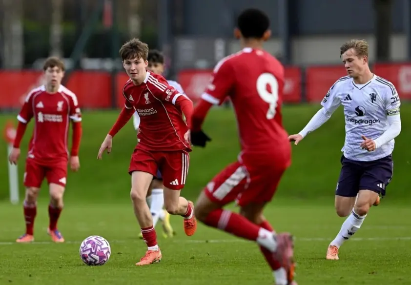 “Thần đồng 15 tuổi lập hat-trick, MU đè bẹp Liverpool 7-0”