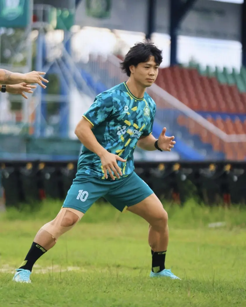 HLV đội hạng Nhất bác tin đồn mâu thuẫn với Công Phượng