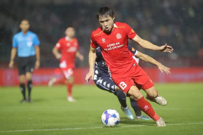 Trung vệ Gen Z bất ngờ được gọi lên ĐT Việt Nam, gây sốt cộng đồng trái bóng!