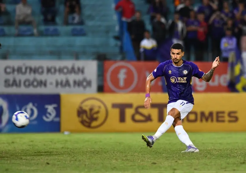 Hoàng Hên nói gì về HLV Kim Sang Sik sau cú đúp ghi bàn?