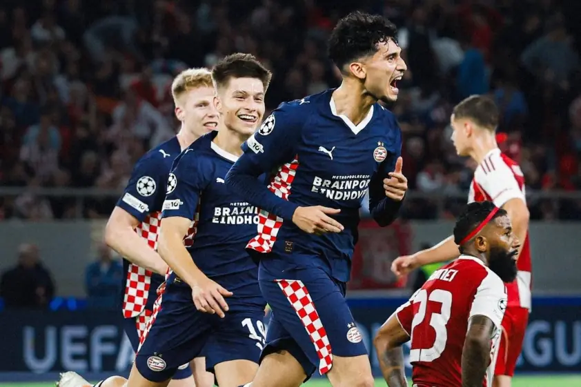 Hà Lan thoát hiểm ngoạn mục tại C1 nhờ bàn thắng phút bù giờ