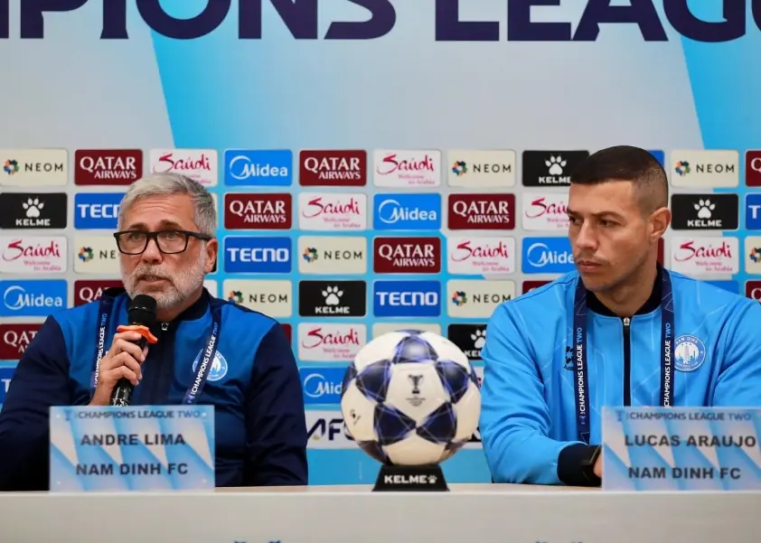 HLV Brazil gây bất ngờ khi đại diện CLB Nam Định tham dự họp báo