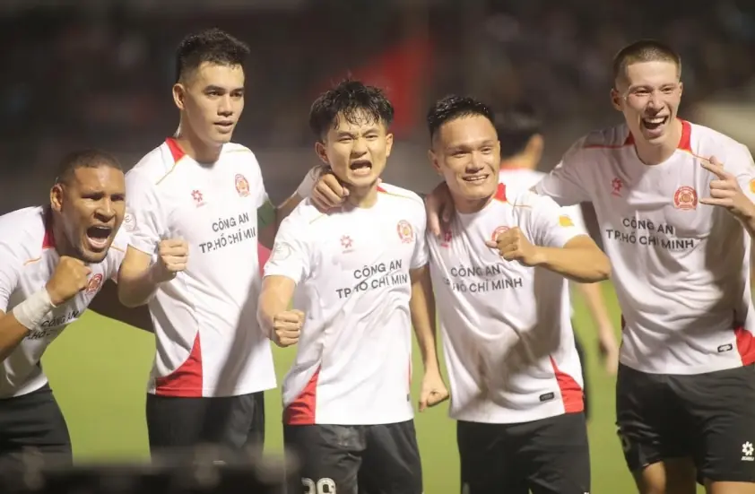 Việt kiều Anh Lee Williams: ‘Harry Kane, Robbie Fowler khuyên tôi về Việt Nam’