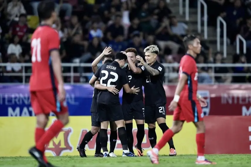 Thái Lan vượt qua Singapore 3-2 trong trận ra mắt HLV Hudson