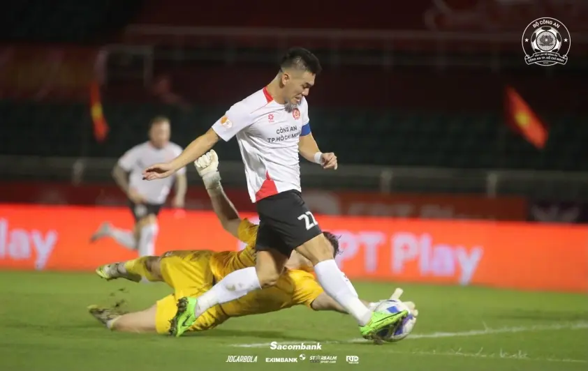 Tiền đạo hàng đầu ĐT Việt Nam gửi tin không vui tới HLV Kim Sang Sik