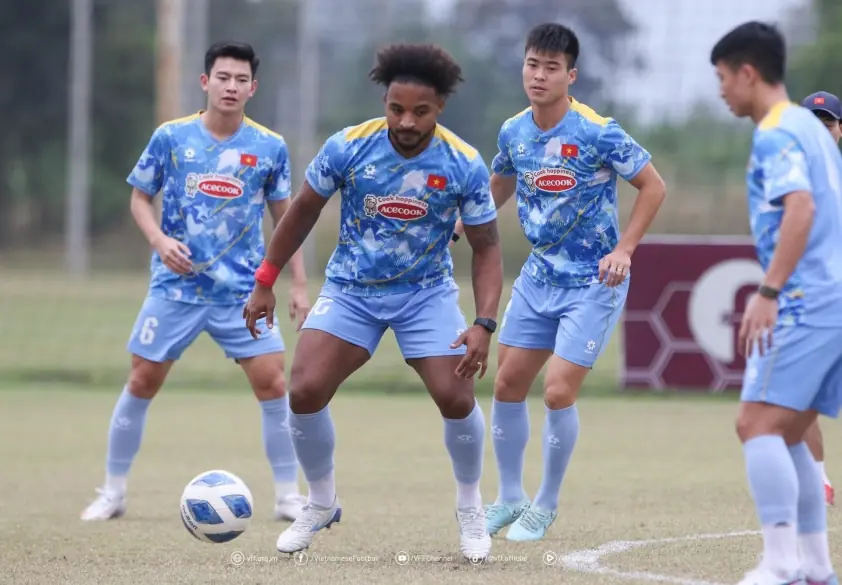 Đội tuyển Việt Nam ra quân trong buổi tập đầu tiên tại Lào