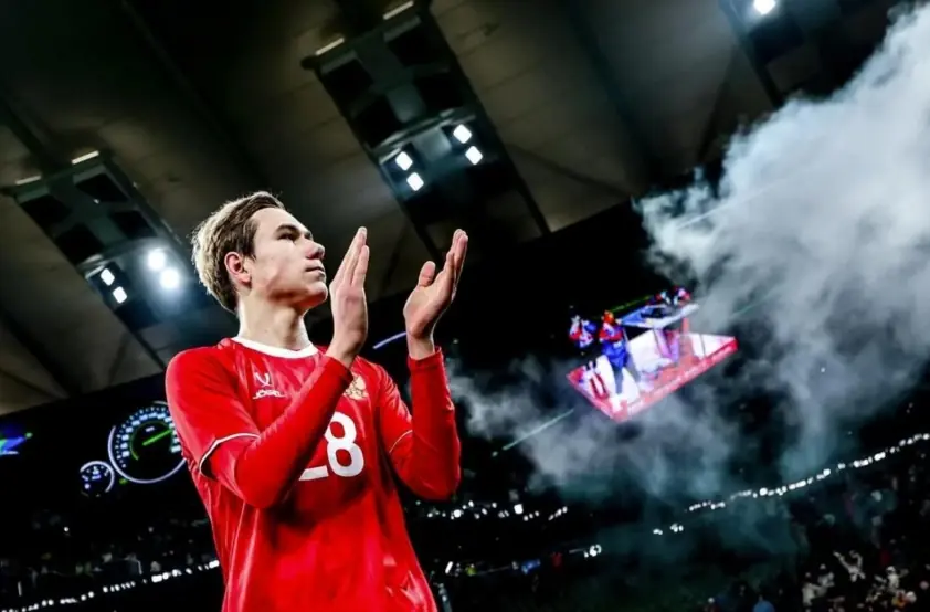 “Ngôi sao 20 tuổi làm Deco và Barcelona ‘phát cuồng'”