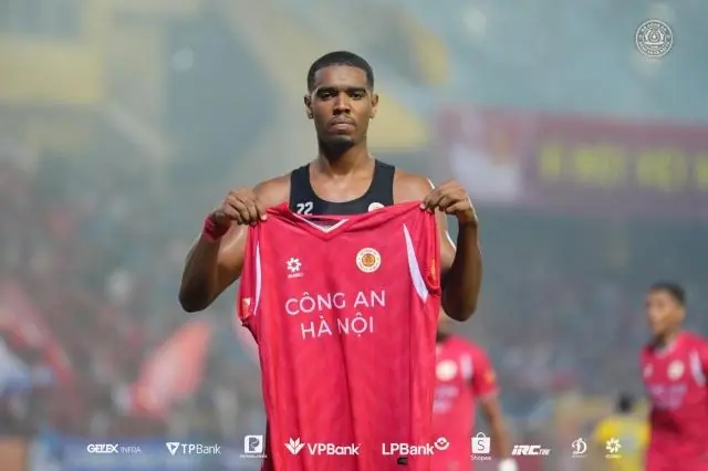 “Ngôi sao ngoại binh CAHN chạm tay vào danh hiệu xuất sắc năm”