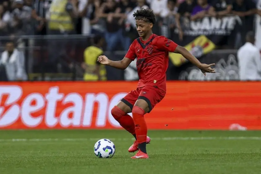 Barca đặc biệt chú ý đến sao 17 tuổi Brazil tài năng