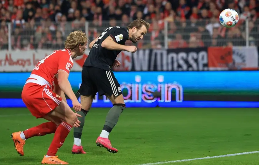 Harry Kane tỏa sáng, Bayern Munich thoát hiểm phút cuối