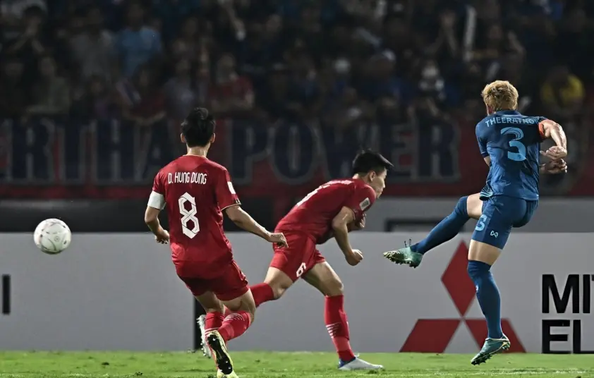 ‘Hung thần của Việt Nam’ vui mừng tái xuất trong tuyển Thái Lan