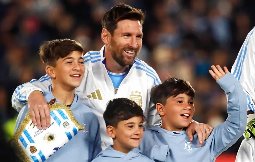 Con trai Messi ghi bàn phạt đền đẹp như Ronaldo