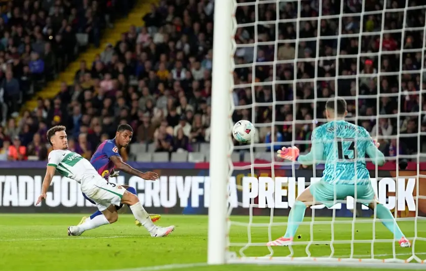 Yamal, Rashford tỏa sáng, Barca rút ngắn khoảng cách với Real