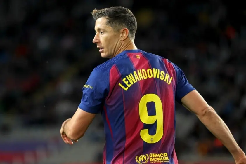 Robert Lewandowski có ở lại Barcelona không?