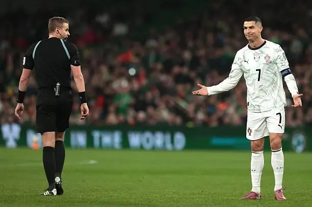 Thế giới dậy sóng sau thẻ đỏ của Ronaldo: Phản ứng đa chiều