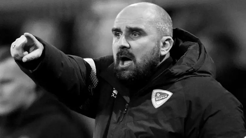 HLV nổi tiếng đột ngột qua đời ngay trên sân bóng đầy thương tâm