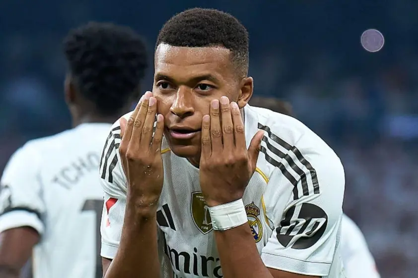 Mbappé chính thức vượt qua huyền thoại Thierry Henry