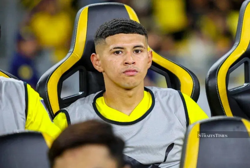 “17 phút trước ĐT Việt Nam: Cầu thủ Malaysia đánh mất sự nghiệp”